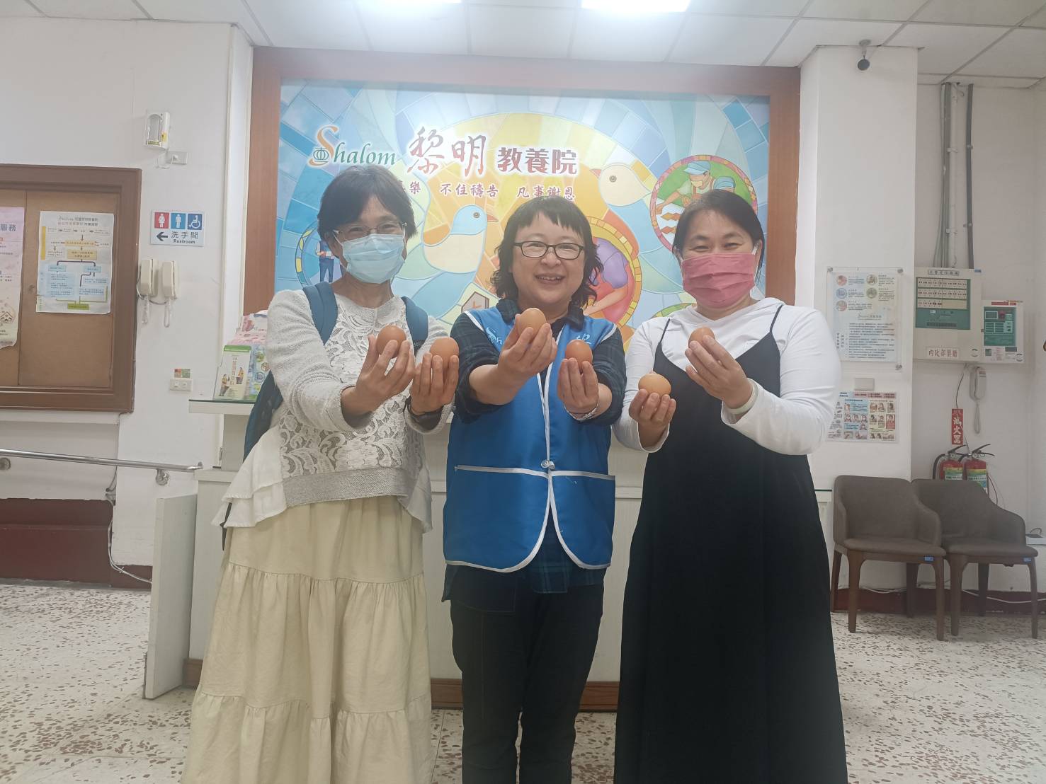 02月02日黎明教養院「芳療志工-薇薇老師親自到院贈送友善養殖雞蛋200顆」