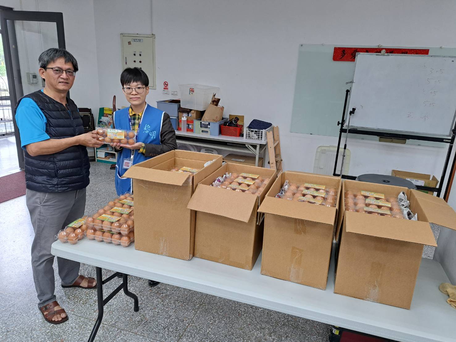 圖一：由壽豐教會陳豐明牧師代表接受花蓮黎明的噹家好蛋，也是來自徐女士的二千七百顆愛心，再透過教會的分享，轉送至有需要的民眾手中。
