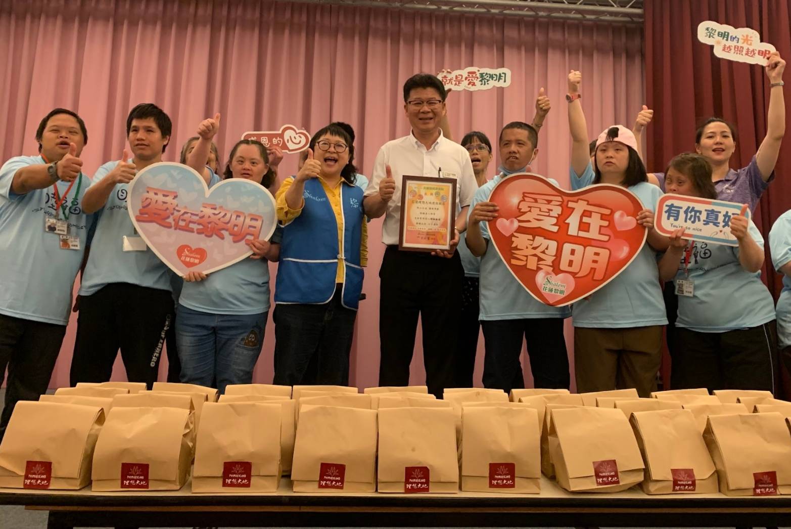 花蓮理想大地渡假飯店致贈黎明教養院麵包點心，院生們開心領受