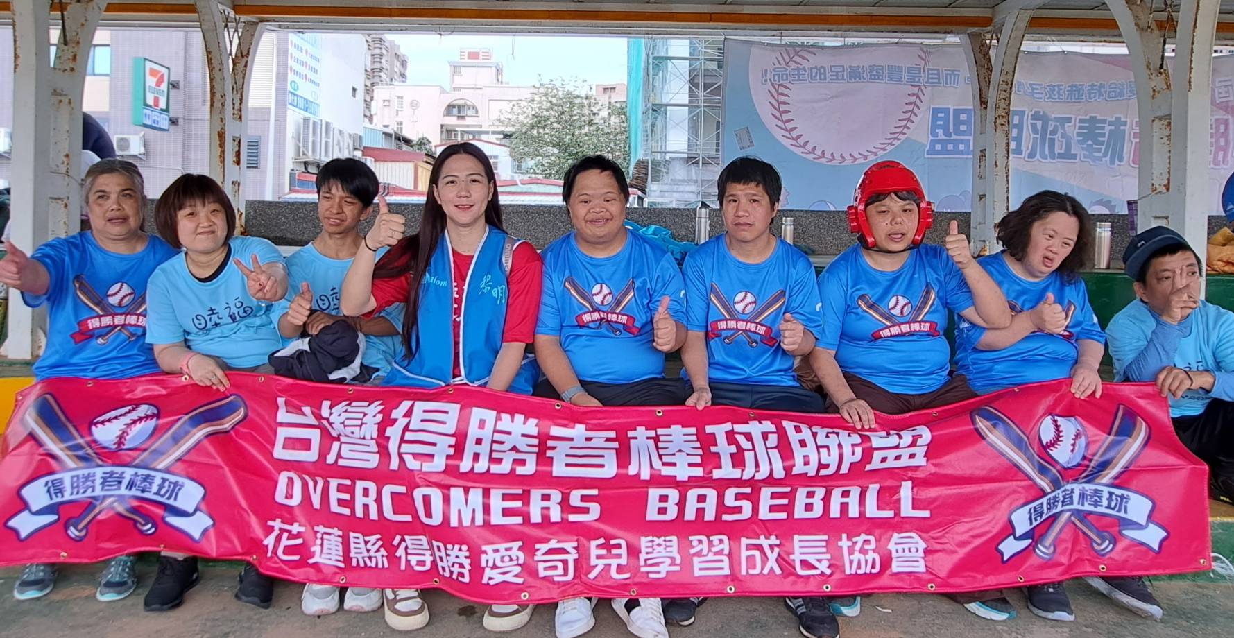 27日得勝者棒球聯盟棒球比賽閉幕，黎明愛奇兒們歡喜合影