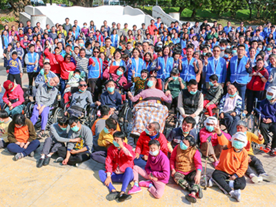 睽違26年大合照 花蓮黎明機構服務開枝拓葉 預祝各界新年快樂(標題圖檔)