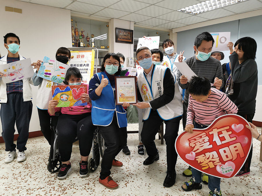 富邦員工化身公益天使 陪同花蓮心智障礙者彩繪生命(標題圖檔)