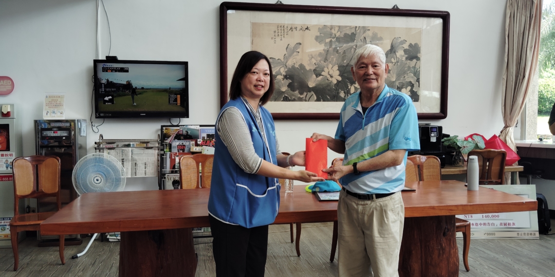 「水色中的告白」公益畫展落幕 李鐘和捐贈14萬元助黎明弱勢服務(標題圖檔)