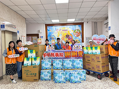 花蓮市市民代表莊依婕、五洲公益協會到院捐贈紙尿褲、洗衣精、衛生紙及善款(標題圖檔)