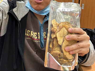 感謝劉秀華拼布老師連結，友人捐贈蘋果乾給畢士大和黎明(標題圖檔)