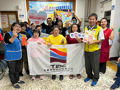 善心人士-何小姐捐贈食用油12瓶、鋁箔包調味乳12箱、紅豆10包等物資(標題圖檔)