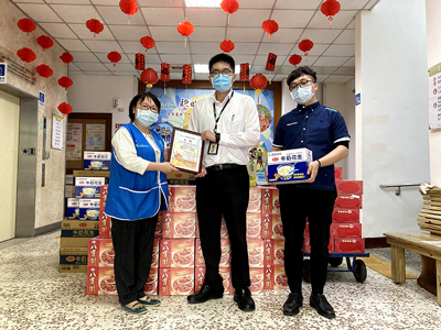 全家送暖 贈送物資陪同黎明院生過好年(標題圖檔)